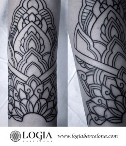 tatuaje-brazo-mandala-floral-Logia-Barcelona-Dasly 